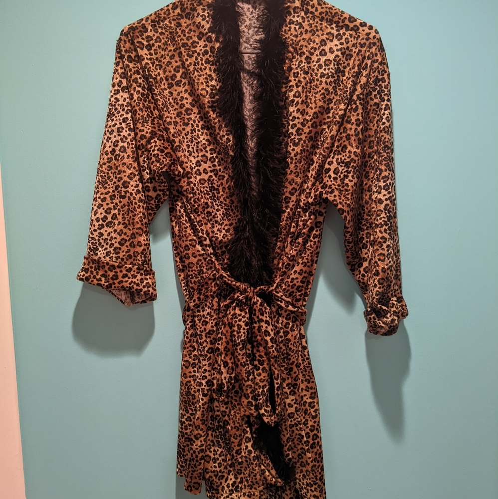 Fun leopard robe with faux Marabou trim